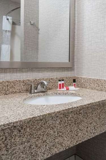 Hotel Days Hotel by Wyndham University Ave SE photo 4