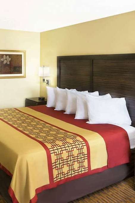 Hotel Days Inn by Wyndham Columbus-North Fort Moore photo 1