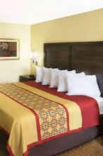 Hotel Days Inn by Wyndham Columbus-North Fort Moore photo 1