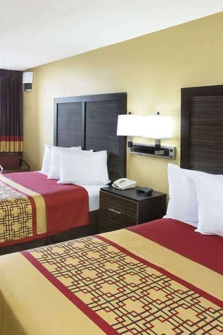 Hotel Days Inn by Wyndham Columbus-North Fort Moore photo 2