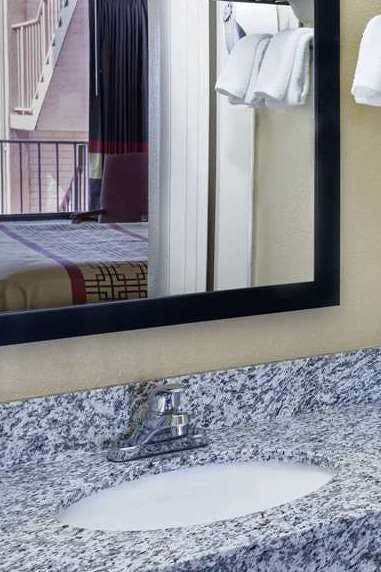 Hotel Days Inn by Wyndham Columbus-North Fort Moore photo 4