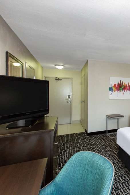Hotel La Quinta Inn & Suites by Wyndham Blue Springs photo 3