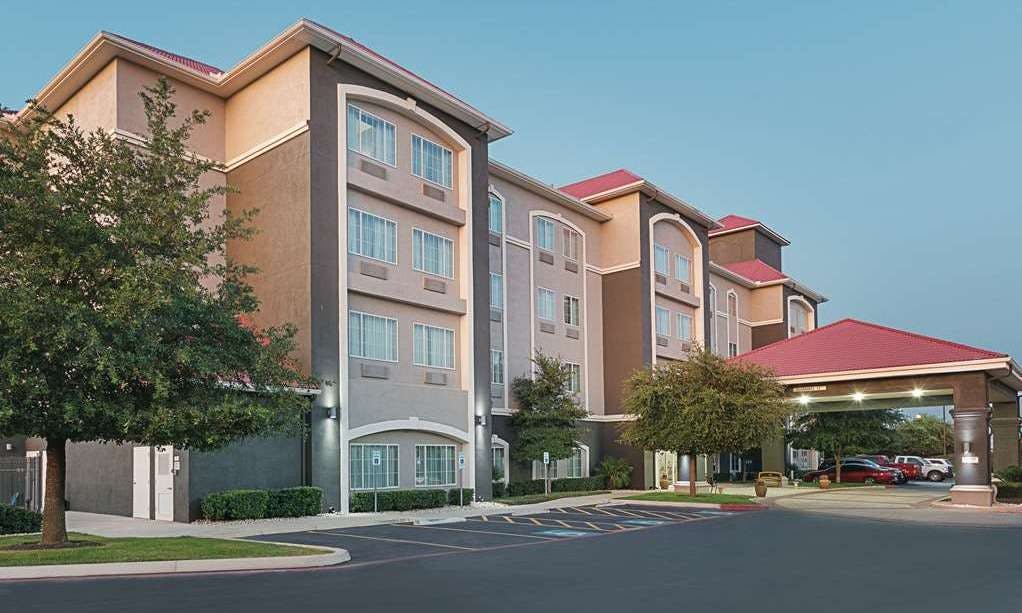La Quinta Inn & Suites by Wyndham San Antonio Northwest