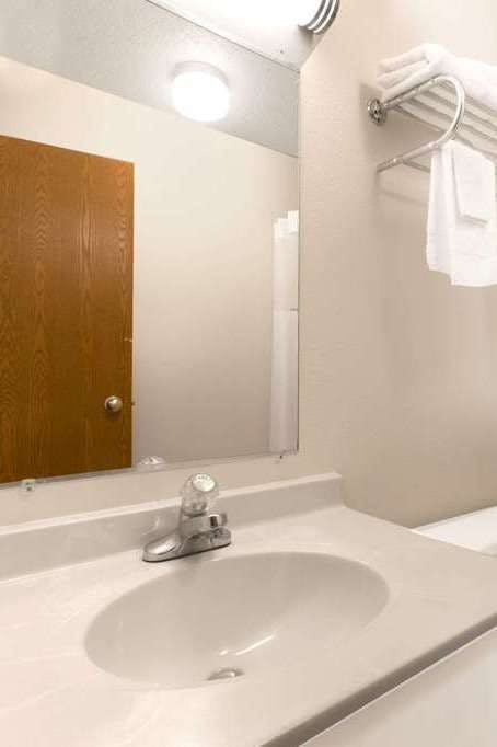 Hotel Super 8 by Wyndham Boonville photo 4