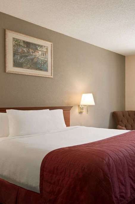 Hotel Baymont Inn and Suites Logan photo 1