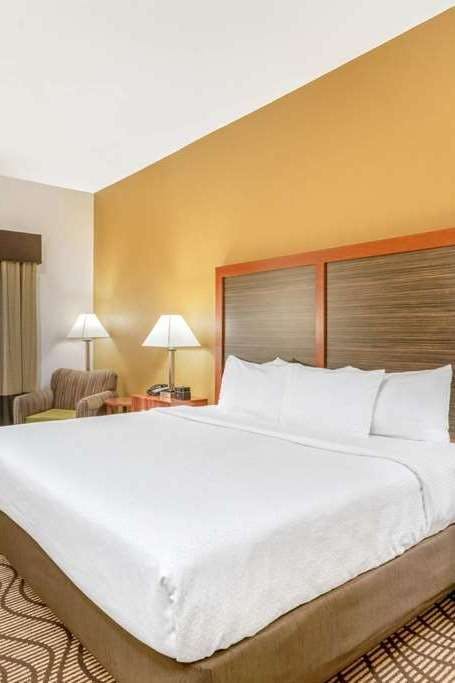 Hotel La Quinta Inn & Suites by Wyndham Midwest City - Tinker AFB photo 2