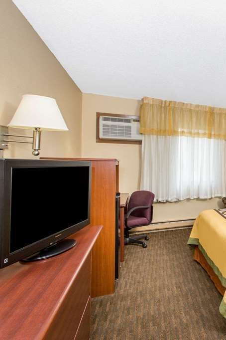 Hotel Super 8 by Wyndham Fairmont photo 4