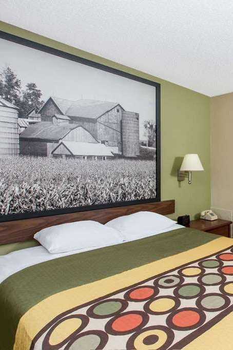 Hotel Super 8 by Wyndham Fairmont photo 1
