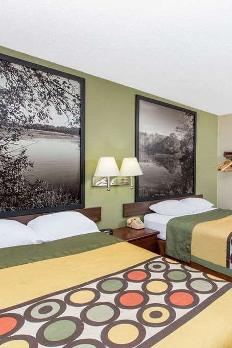 Hotel Super 8 by Wyndham Fairmont photo 2