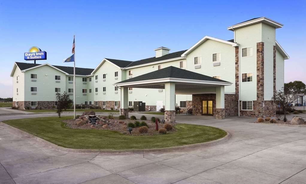 Days Inn & Suites by Wyndham Columbus NE