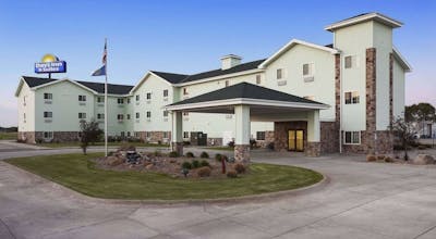 Days Inn & Suites by Wyndham Columbus NE