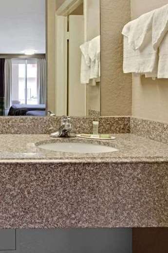 Hotel Super 8 by Wyndham Oklahoma/Frontier City photo 4