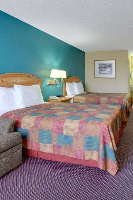 Hotel Baymont by Wyndham Terrell photo 2