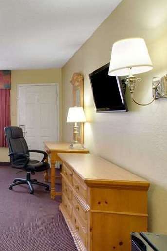 Hotel Baymont by Wyndham Terrell photo 3