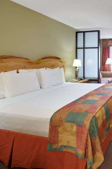 Hotel Baymont by Wyndham Terrell photo 1