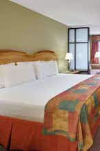 Hotel Baymont by Wyndham Terrell photo 1