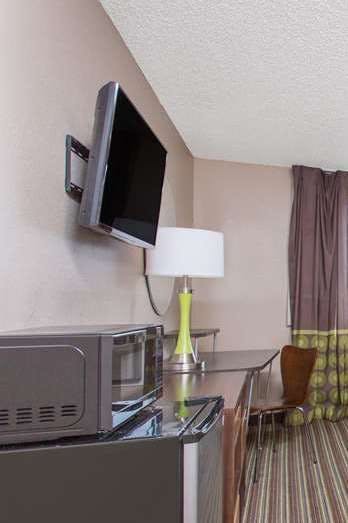 Hotel Super 8 by Wyndham Columbus Airport photo 3