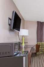 Hotel Super 8 by Wyndham Columbus Airport photo 3