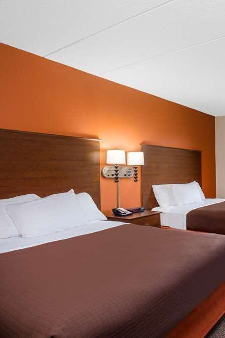 Hotel AmericInn by Wyndham Tomah photo 2