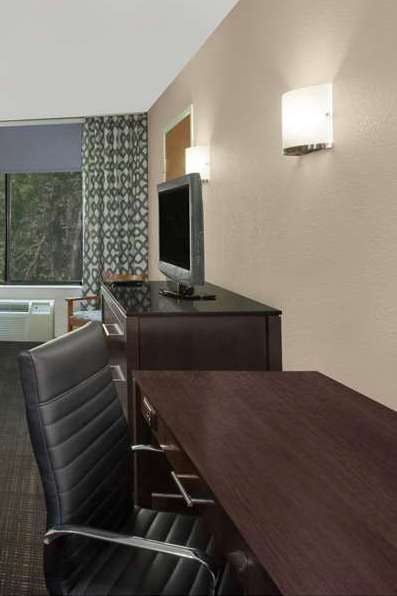 Hotel Wingate by Wyndham Columbia photo 3