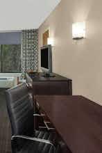 Hotel Wingate by Wyndham Columbia photo 3