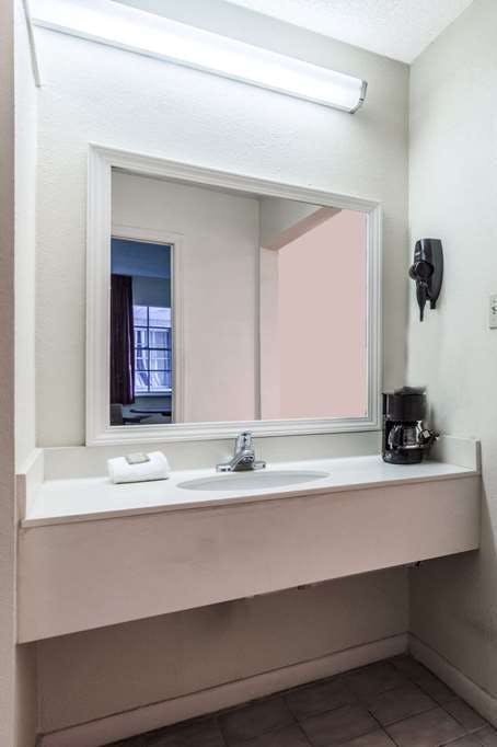 Hotel Super 8 by Wyndham New Orleans photo 4