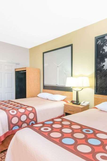 Hotel Super 8 by Wyndham Wichita South photo 2