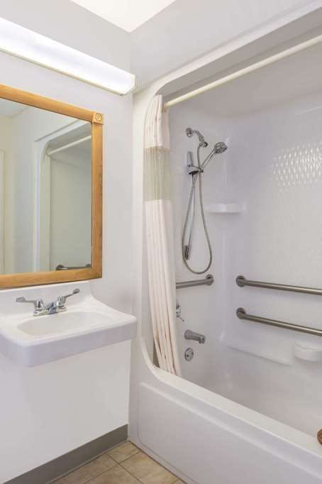 Hotel Baymont by Wyndham Enid photo 5