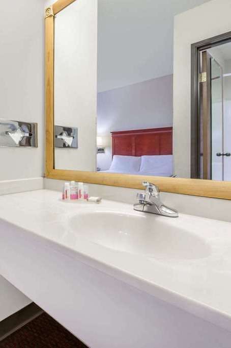 Hotel Baymont by Wyndham Enid photo 4