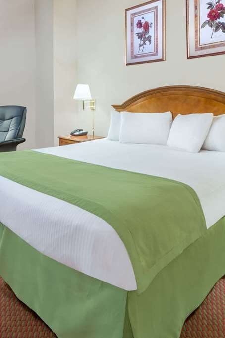 Hotel Baymont by Wyndham Enid photo 1