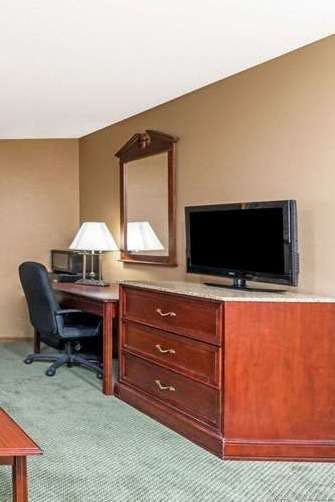 Hotel Super 8 by Wyndham Poplar Bluff Missouri photo 3
