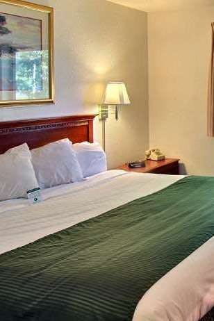 Hotel Days Inn & Suites by Wyndham Traverse City photo 1