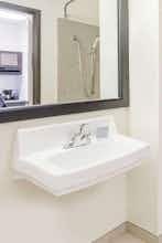 Hotel Hawthorn Stes Irving DFW South photo 4