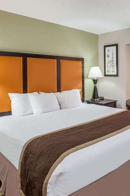 Hotel Baymont by Wyndham Gaylord photo 1