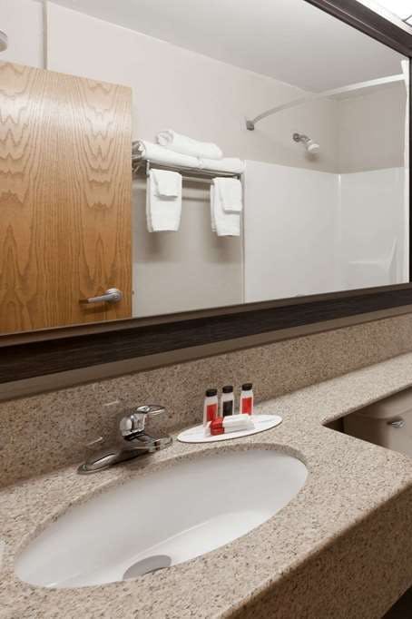 Hotel Baymont by Wyndham Gaylord photo 4