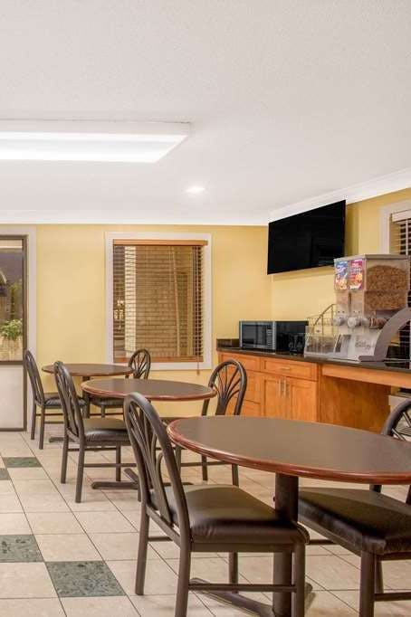 Hotel Super 8 by Wyndham Sumter photo 5