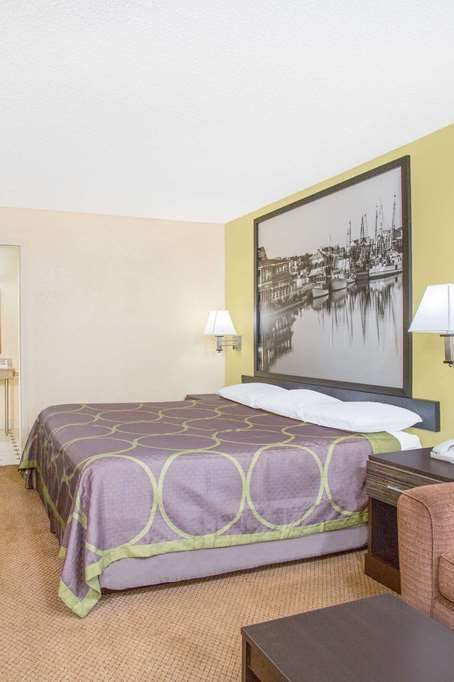 Hotel Super 8 by Wyndham Sumter photo 1