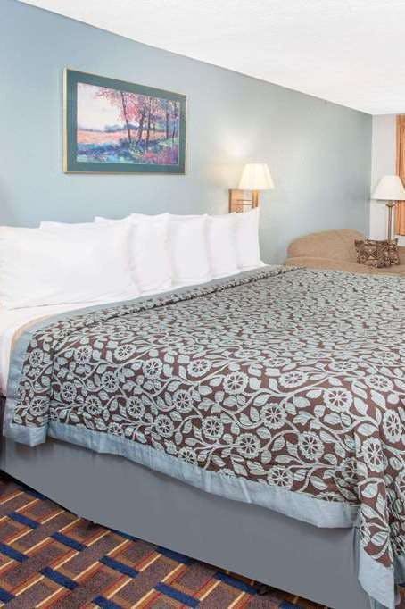 Hotel Days Inn by Wyndham Farmer City photo 1