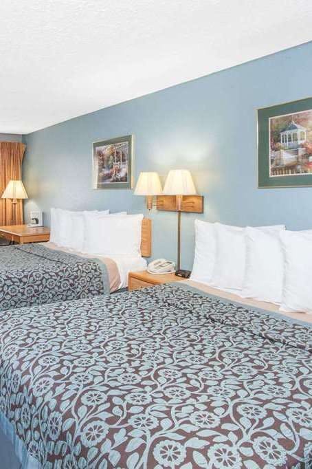 Hotel Days Inn by Wyndham Farmer City photo 2