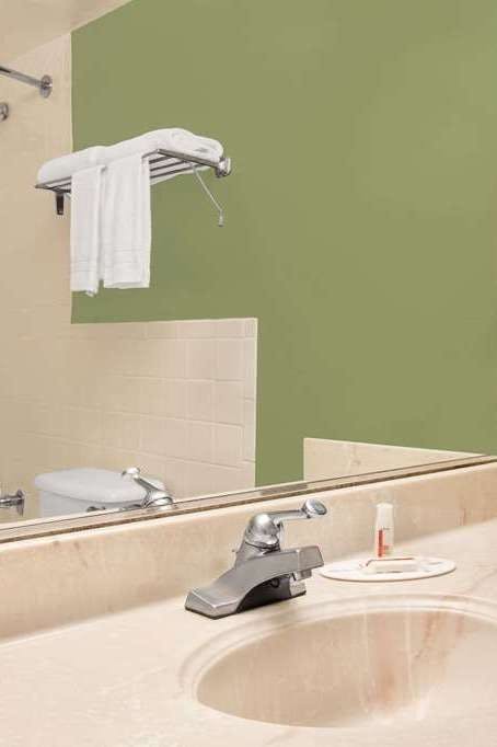 Hotel Super 8 by Wyndham Grand Prairie North photo 4