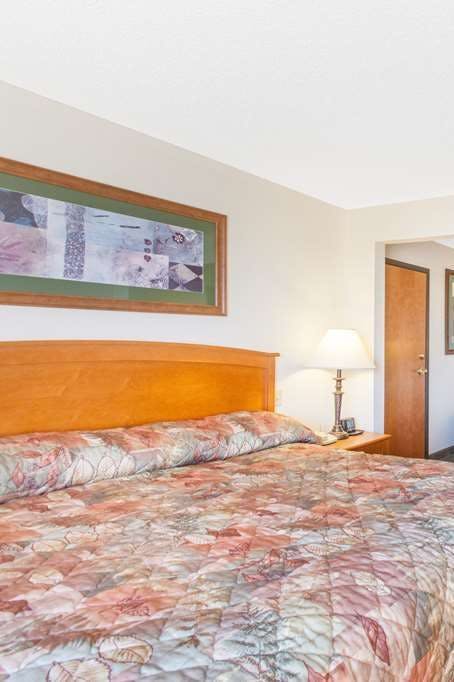 Hotel Wingate by Wyndham Bentonville Airport photo 1