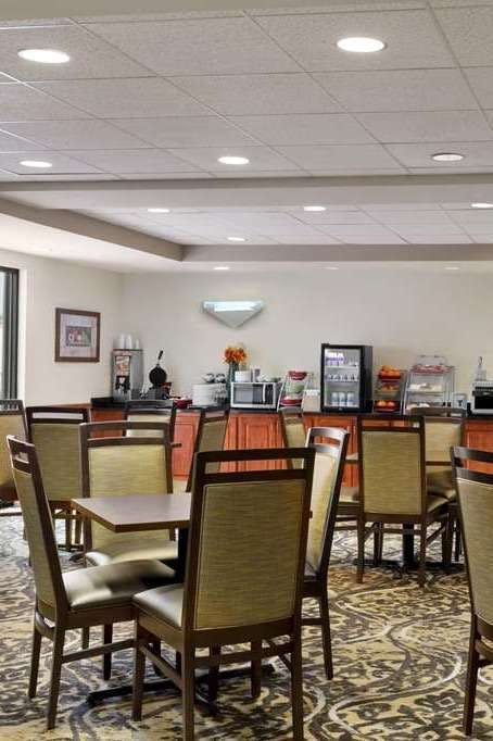 Hotel Wingate by Wyndham Bentonville Airport photo 4