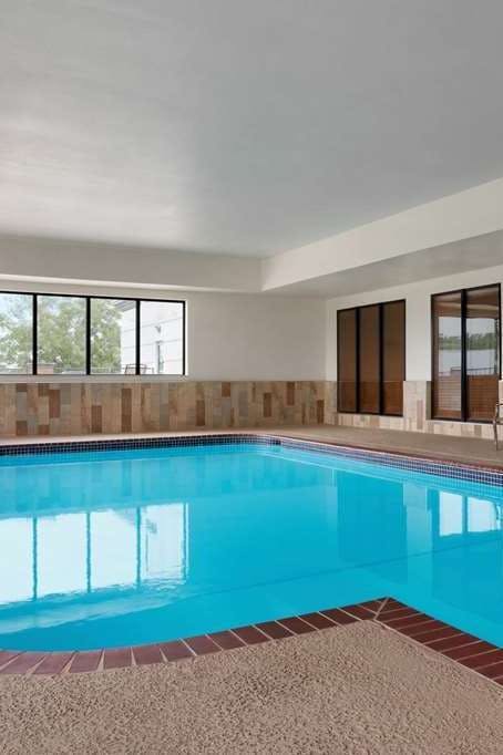 Hotel Wingate by Wyndham Bentonville Airport photo 5