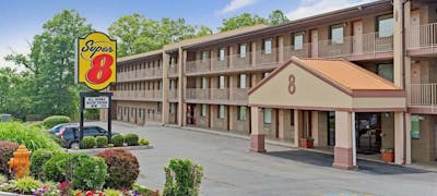 Super 8 Laurel
