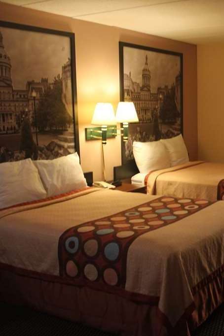 Hotel Super 8 by Wyndham Laurel photo 1