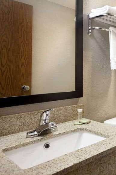 Hotel Super 8 by Wyndham Tuscola photo 4