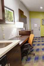 Hotel Days Inn & Suites by Wyndham Port Arthur photo 3