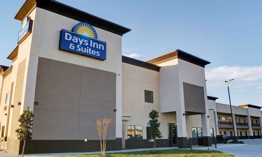 Days Inn & Suites by Wyndham Port Arthur