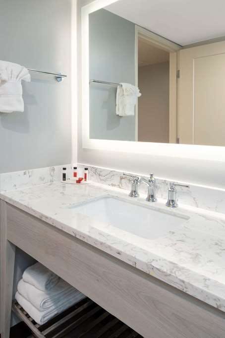 Hotel Ramada by Wyndham Burbank Airport photo 4