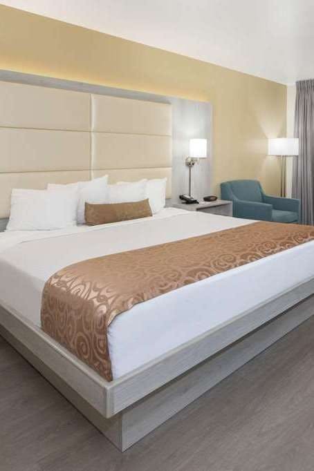 Hotel Ramada by Wyndham Burbank Airport photo 1